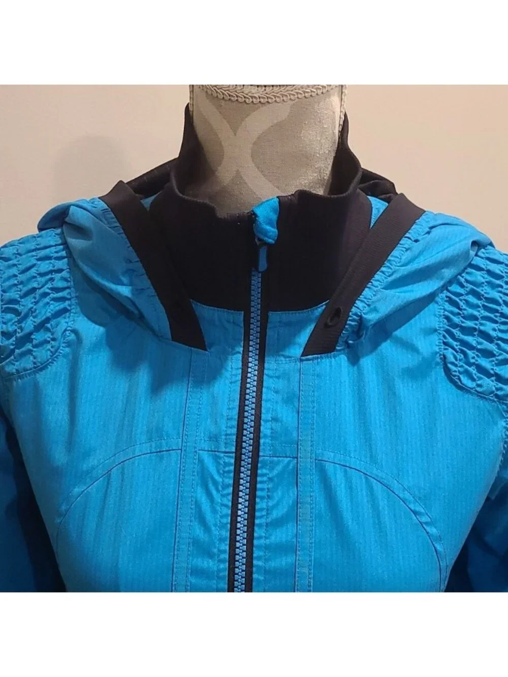 Rare LULULEMON Vintage Wind Rain Hoodie Shirred Shoulder Pleated Back
